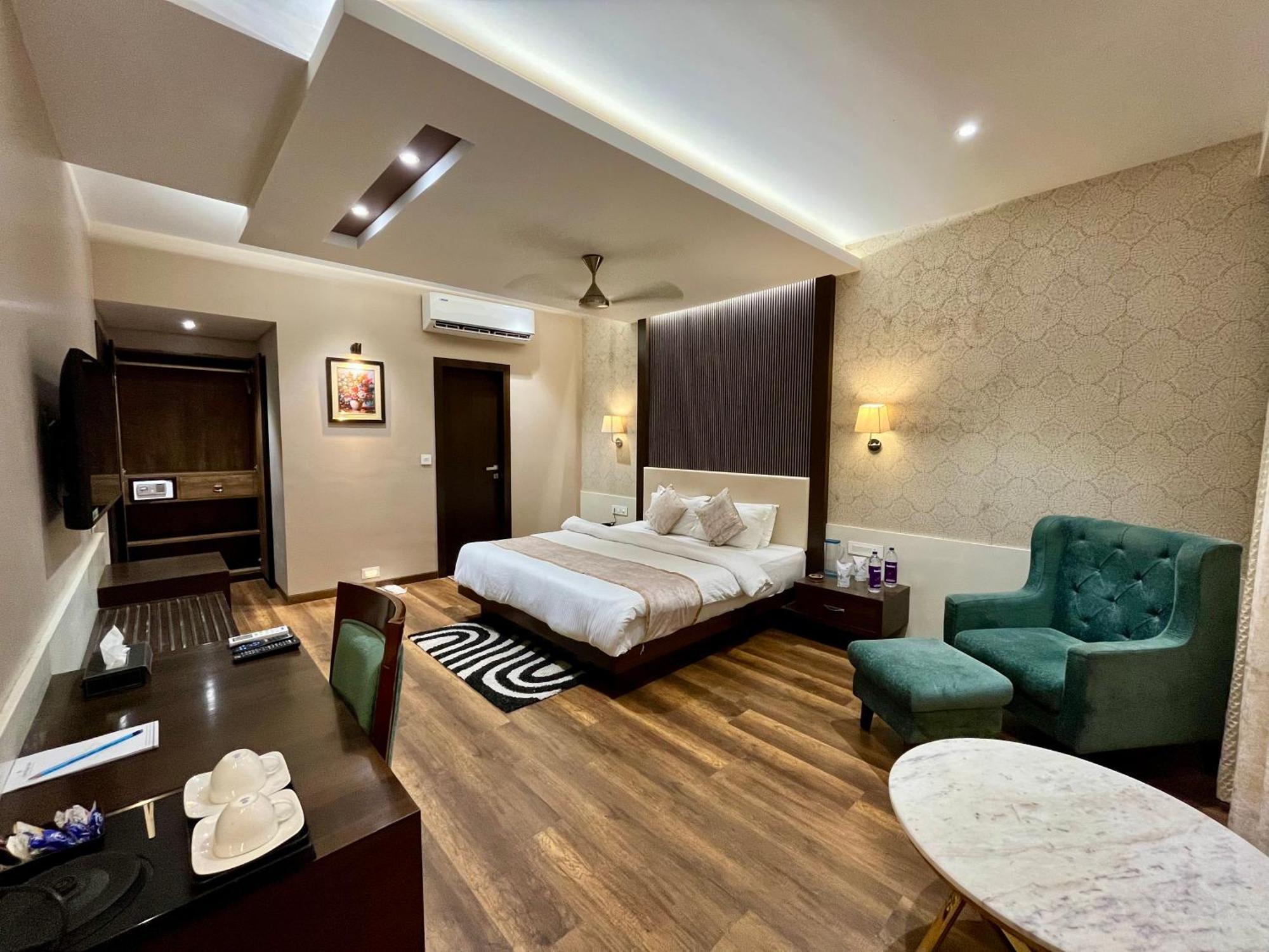 Hotel Royal Livin Варанаси Экстерьер фото